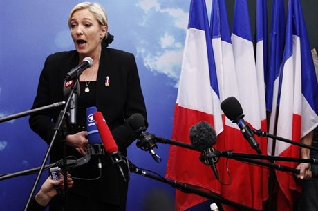 Krajně pravicová Národní fronta, jejíž šéfkou je Marine Le Penové, je jedinou velkou francouzskou politickou stran, která má v programu vystoupení z eurozóny a z Evropské unie.