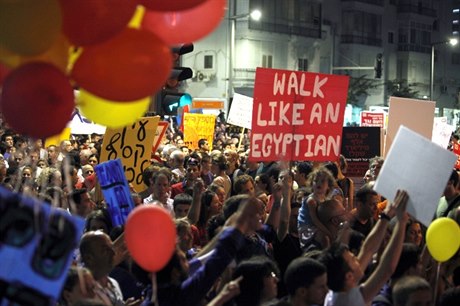 Dav protestujících volajících po sociální spravedlnosti pochoduje 6. srpna hlavní ulicí izraelského Tel  Avivu.