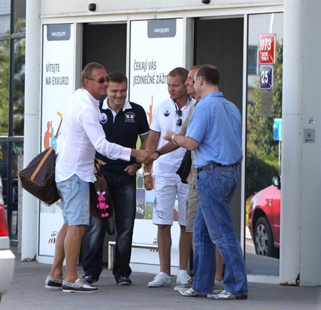 Soukromým tryská�em spolu minulý týden na dovolenou vyrazili (zleva) lobbista Roman Janou�ek, �éf spole�nosti Scuderia Praha a advokát Robert Pergl, starosta Prahy 10 Milan Richter, miliardá� Marek Dospiva a lobbista Tomá� Hrdli�ka.