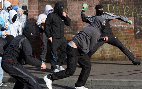 Tepláky na britských ostrovech jsou tradičním uniformou pouličních násilností.