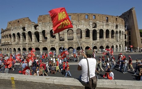 Proti vládním škrtům demonstrovaly v úterý desetitisíce Italů v ulicích několika měst včetně Říma (na snímku).