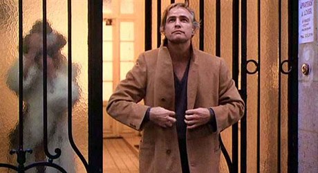 Marlon Brando a dlouhý kabát ve filmu Poslední tango v Paíi z roku 1972.