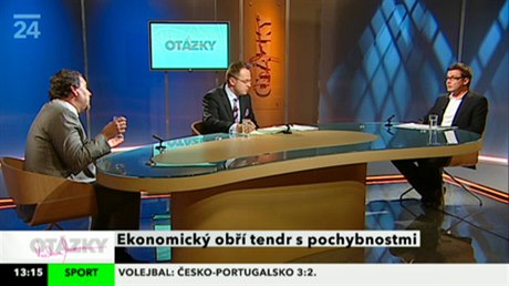 Místy vyhrocenou debatu předsedy Věcí veřejných Radka Johna (vlevo) se šéfem Strany zelených Ondřejem Liškou (vpravo) měl moderátor Václav Moravec problém ukočírovat.