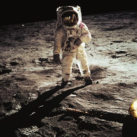 : V rámci programu Apollo se dostalo na Měsíc celkem dvanáct kosmonautů. Dvanáct apoštolů.  Od té doby tam nikdo nebyl. Už několik desetiletí.