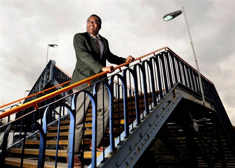 Britský černoch Kwasi Kwarteng získal v roce 2010 konzervativní poslanecké křeslo většinou deseti tisíc hlasů s duchem „individualismu, odvahy, neochvějné ambice a ani špetky pocitu ublíženosti“.
