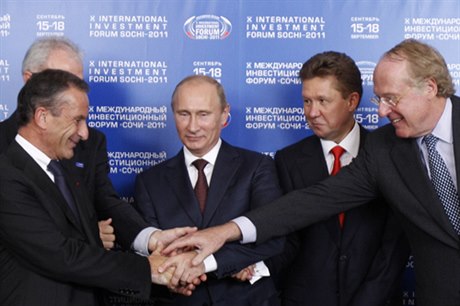 První závazná dohoda o South Streamu byla podepsána 16. září v Soči. Na snímku zleva generální ředitel francouzské EdF Henri Proglio, za ním jeden ze šéfů neměcké BASF/Wintershall Harald Schwager, uprostřed ruský premiér Vladimir Putin, dále CEO Gazpromu