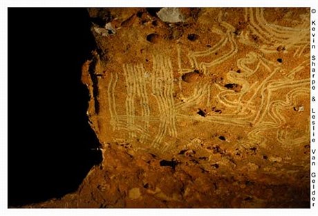 Prstové vrypy nejspíe dtí objevili v roce 2006 archeologové Leslie Van Gelderová a její manel Kevin Sharpe z Walden University.