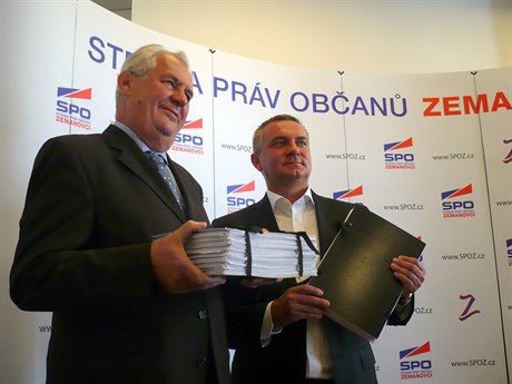 Milo Zeman a Vratislav Myná pózují na tiskové konferenci se sesbíranými podpisy. A mi z toho luplo v kíi, pravil Zeman.