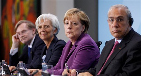 Dluhové problémy eurozóny řešily ve čtvrtek v Berlíně špičky současného světa – (zleva) prezident Světové banky Robert Zoellick, šéfka MMF Christine Lagardeová, německá kancléřka Angela Merkelová a generální tajemník OECD Angel Gurría.