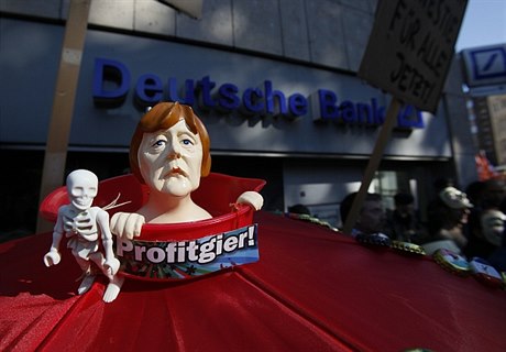 Figurka kancléky Angely Merkelové coby zosobnní chamtivosti. Snímek z protest v Kolín nad Rýnem, které probhly 15. íjna.