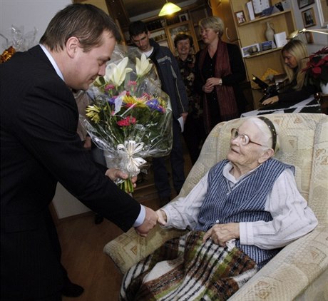 Mgr Dalibor Mlejnský, the Prague 11 mayor, congratulates his districts oldest resident, Marie Helclová, on her 105th birthday