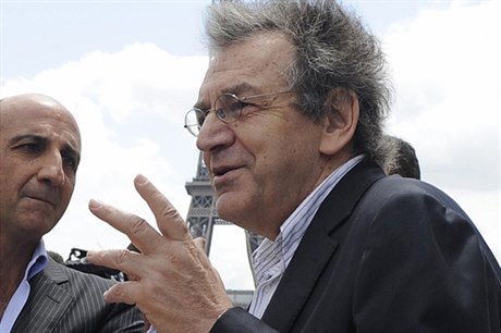 Francouzský myslitel Alain Finkielkraut se narodil v roce 1949 ve Francii polským idovským rodim. Na snímku s Íránským byznysmanem Amirem Jahanchahim bhem protest na podporu íránské opozice v Paíi v ervnu 2009.