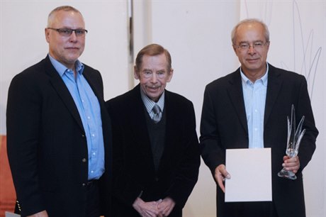 Left to right: Zdeněk Bakala and Václav Havel with prize-winner Oldřich Kužílek