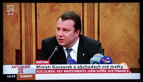 Ministr průmyslu a obchodu Martin Kocourek před televizními kamerami v zásadě přiznal, že peníze, které prý pocházejí z jeho podnikání a rodinných úspor, převedl na svou matku kvůli rozvodu.