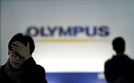 Cena akcií firmy Olympus na Tokijské burze ped vypuknutím skandálu 13. íjna byla 2482 JPY za akcii. Ve tvrtek 10. listopadu ji klesla o 80 procent na 484 JPY za akcii.