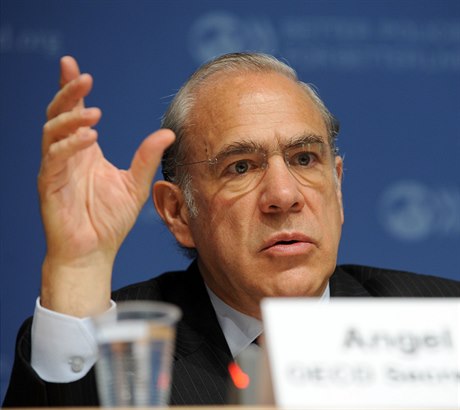 OECD Secretary-General Angel Gurría warns the Czechs against complacency