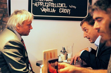 Frantiek Laudát z TOP 09 (vlevo) s Rudolfem Blakem (ODS) v praské kavárn Segafredo.