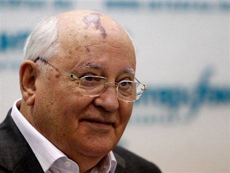 Bývalý sovětský vůdce Michail Gorbačov je přesvědčen, že demokracii je třeba budovat zevnitř, bez zásahů cizích sil.
