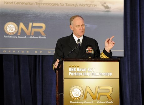 Kontradmirál Nevin Carr přesvědčuje posluchače, že utratit ročně 36 miliard korun na námořní výzkum v ONR se vyplatí. Může to vést i k Nobelově ceně.
