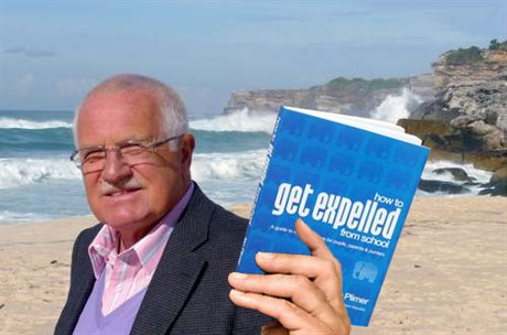 Václav Klaus napsal úvod ke knize How to Get Expelled from School svého názorového spíznnce z Austrálie Iana Plimera.