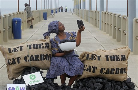 Busi Ndlovuová, členka organizace Oxfam, protestuje na molu v Durbanu proti uhelným elektrárnám, které produkují velké množství oxidu uhličitého. Klimatický summit však takové konkrétnosti neřešil.