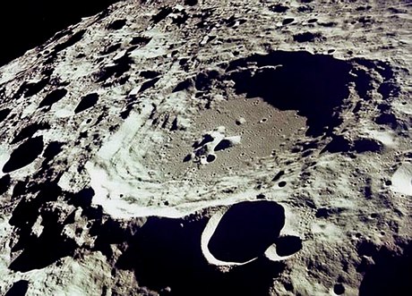 Neskrývá se třeba i pod měsíčním kráterem 308 někdejší mimozemská základna? Arizonští vědci chtějí prohledat celý měsíční povrch; i s pomocí dobrovolníků u počítačů.