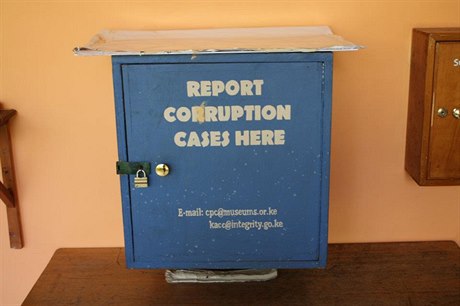 Modré schránky, kam mohou občané Keni vhazovat svá upozornění na korupci, lze nalézt například na úřadech v Nairobi.