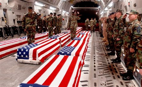 Ve válce v Iráku padlo 4474 a v Afghánistánu (dosud) 1829 Amerian. Celkem tedy 6303, z toho 138 en.