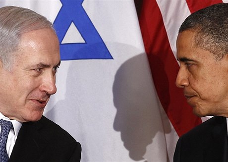 Den po atentátu na íránského jaderného vdce si americký prezident Barack Obama (vpravo) telefonoval s izraelským premiérem Benjaminem Netanjahuem. O em mluvili, je tajemstvím, lze vak usuzovat, e Obama nebyl z atentátu zrovna nadený.