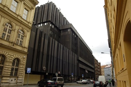 Rezavý radiátor íslo jedna: budova Dopravního podniku hlavního msta Prahy v ulici Na Bojiti.