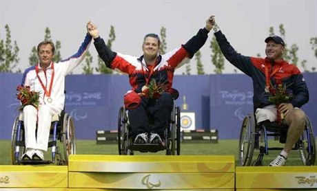 „Zlatý“ lukostřelec z poslední paralympiády v Pekingu David Drahonínský (uprostřed) má od loňského srpna přímou nominaci na paralympiádu v Londýně. Zda na hry handicapovaných sportovců, které budou zahájeny 29. srpna, vůbec odjede, je zatím ve hvězdách.