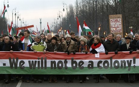 Maai mají zejm oprávnný pocit, e je Evropská komise nepimen tepe. I proti tomu demonstrovali 21. ledna v Budapeti statisíce lidí.