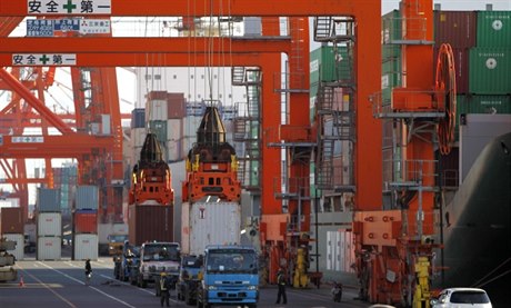 V tokijském přístavu vykládají 25. ledna dovezené zboží. Zvýšený import v loňském roce vychýlil obchodní bilanci Japonska do červených čísel.