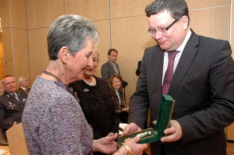 Defense Minister Alexandr Vondra (right) hands over the Cross of Defense of the State, bestowed posthumously to the late General Antonín Hasal, to his daughter, Milice