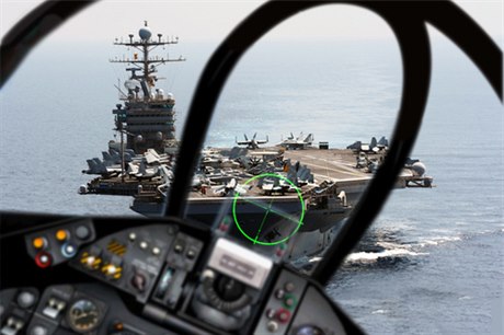 Letadlová lo USS Abraham Lincoln na snímku z 18. ledna míí k Hormuzskému prlivu. O nkolik dní pozdji jím bez incidentu proplula do Perského zálivu. Tého dne Írán stáhl varování, dle nj se mlo americké námonictvo Hormuzskému prlivu vyhýbat.