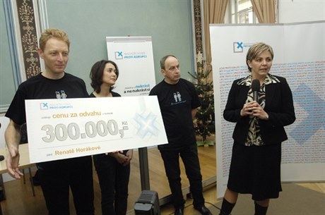 U příležitosti Mezinárodního dne boje proti korupci 9. prosince 2011 ocenil protikorupční fond finančním darem odvážnou úřednici ze znojemské radnice Renatu Horákovou (vpravo).