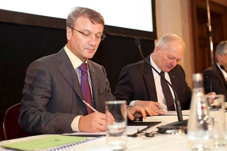 CEOs of Sberbank and Volksbank AG, German Gref (left) and Gerald Wenzel signing the VBI deal in September, 2011