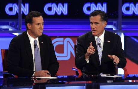 Rick Santorum (vlevo) a Mitt Romney bhem diskuse 22. února ve mst Mesa ped republikánskými primárkami ve stát Arizona.