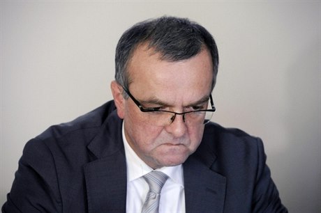 Ministerstvo financí vedené Miroslavem Kalouskem oponuje, e k ádnému outcoucingu veejné správy nedochází.