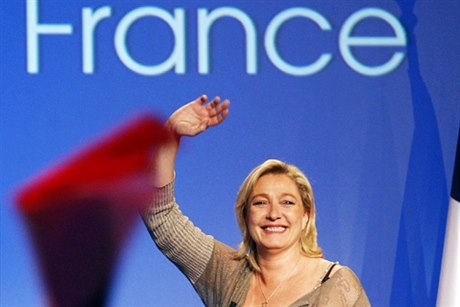 Nová témata i nové argumenty v projevech Marine Le Penové, její umírnnjí diskurz bez primitivního antisemitismu a islamofobie, nic neubírají na letitém programu strany Národní fronty, její je éfkou.