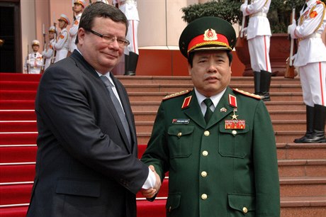 Alexandr Vondra (left) meeting with his Vietnamese counterpart Gen. Phung Quang Thanh
