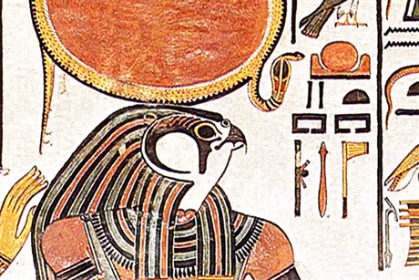 Ve starém Egyptě se nade vším a mimo vše se vznáší tvůrce všeho, samostvořený a věčně sebetvořící bůh Amun. Nepochopitelný, nezosobnitelný, nepřístupný, neviditelný, a tudíž nezobrazitelný. K jeho částečnému zviditelnění se musí přidat přízvisko Ra (Amun