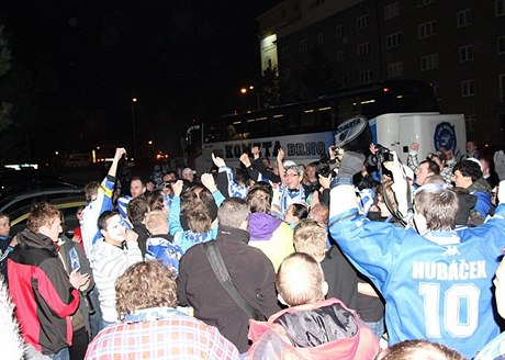 Kometa fans waited until the early hours to greet their team on their return from the semifinal winning game in Plze