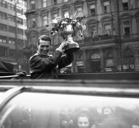 Bohumil Modrý holding aloft the 1949 World Championship cup