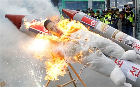 Maketami severokorejských raket zapálených spolu s podobiznou severokorejského vdce Kim ong-una demonstranti v Soulu protestovali proti civilnímu vesmírnému projektu KLDR, který se diktátorskému reimu v pátek moc nepovedl.