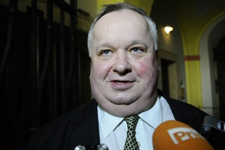 Ředitel Jiří Lang novinářům 24. dubna po jednání komise řekl, že mohou věřit, že existují indicie o tom, že odposlechy mohly uniknout i odněkud jinud než z BIS.