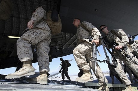 Letecká základna Manas nedaleko Biškeku slouží Američanům především k tomu, že odtud vypravují své vojáky do Afghánistánu.