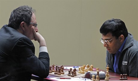 Boris Gelfand (vlevo) a Viswanathan Anand zatím hrají remízové partie.