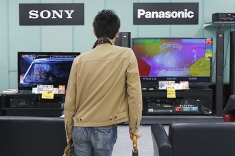 Japonské duo Sony & Panasonic oznámilo uvedení televize nové generace na trh v roce 2015, korejtí giganti Samsung a LG vak chystají první OEL TV s úhlopíkou 55 palc ji letos.