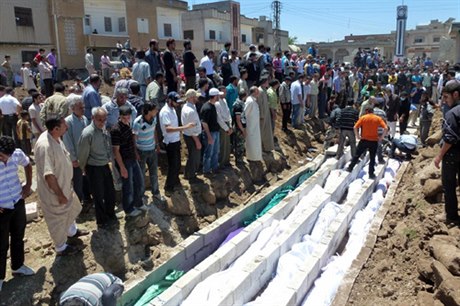 Masový hrob obětí masakru z 25. května v syrském městě Húlá.